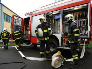 Olomoučtí hasiči pomohli dítěti z podzemní chodby i srnci z hrobu