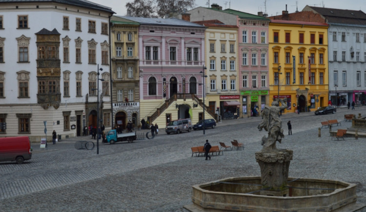 Radnice v centru Olomouce kvůli řidičům rozmístí kamenné kvádry
