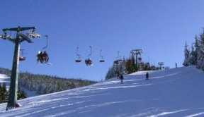 Kvůli poruše lanovky evakuovali záchranáři na Ramzové 43 lyžařů