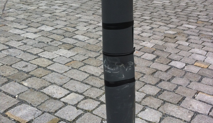 Sloupy na Dolním náměstí opět opravovány