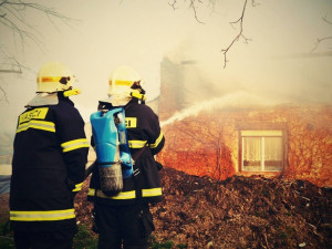 Požár zachvátil v Šumvaldu dvě hospodářské budovy, bez zranění