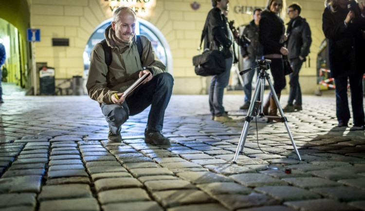 Nové lampy svítily lépe. Čeká se na zprávu odborníka