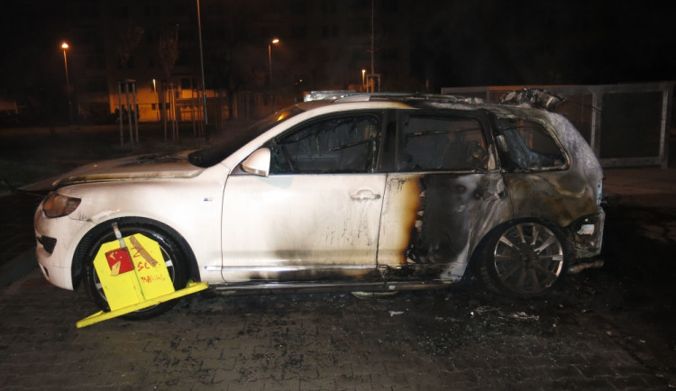 V noci někdo zapálil auto, škoda je 1,5 milionu korun