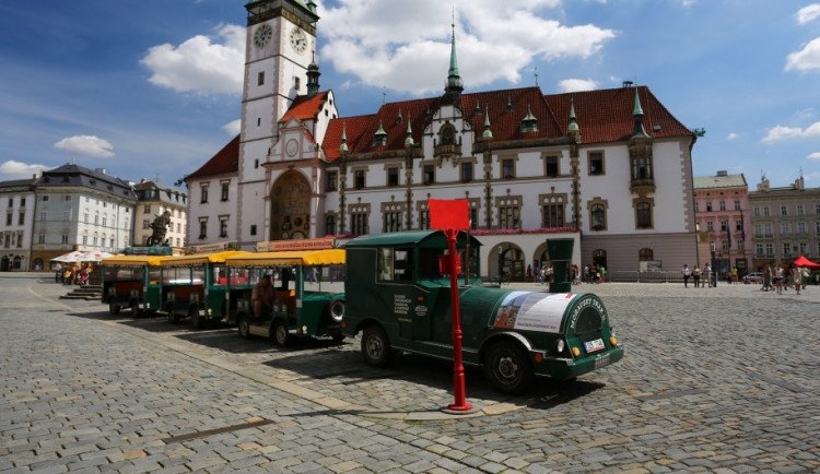 Kašny, kavárny a opět i turistický vláček