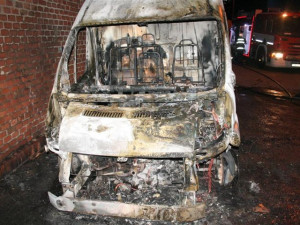 Zlodějové a vandalové řádí - dvě vykradená auta, jedno zapálené
