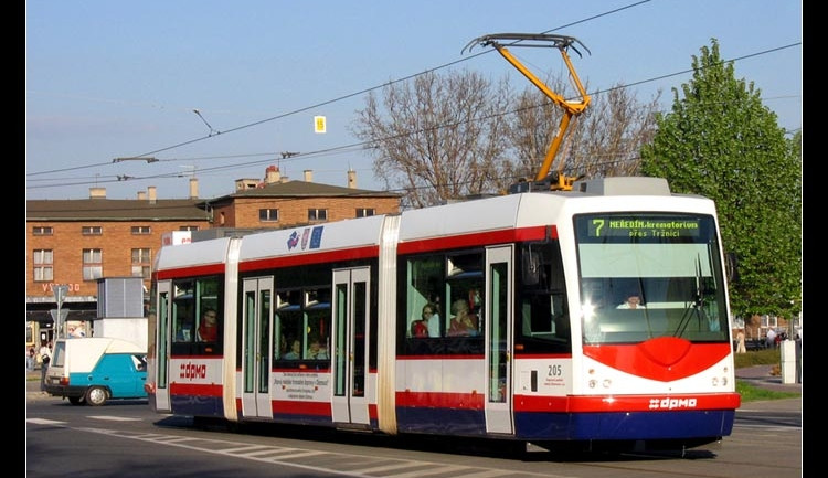 DPMO loni opět přepravil méně cestujících, pokles se ale zmírnil