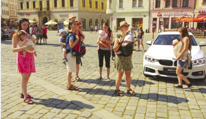 Pochod rodičů chce ukázat, co je to zdravé nošení dětí