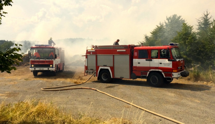 Devět jednotek likvidovalo požár pole o rozloze 12 hektarů
