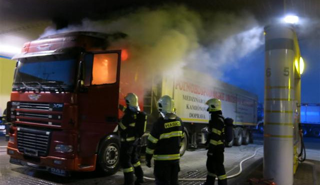 Na benzince v Olomouci hořel kamion,škoda je půl milionu korun