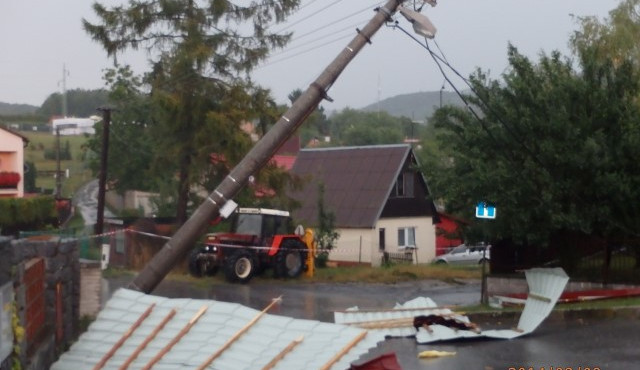 Olomouckým krajem se přehnaly bouřky, padaly stromy i střechy