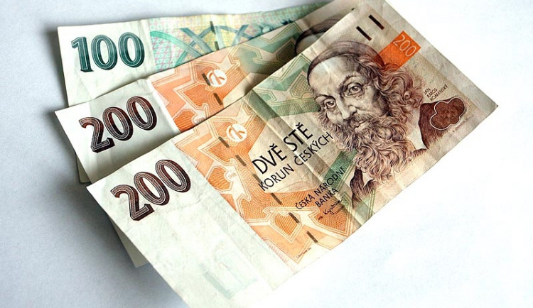 Mladík kradl mince z vysavače na benzínce, hrozí mu až 2 roky vězení