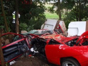 Hasiči vyprošťovali mladého řidiče z auta, narazil do kapličky