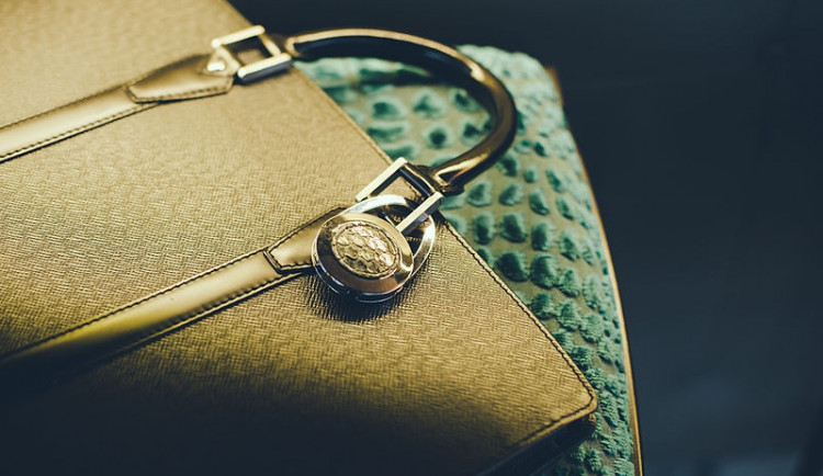 Ženu okradli přímo v kině, kabelku si odložila na sedadlo vedle sebe