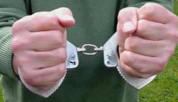 Policisté zadrželi muže, který před deseti lety znásilnil dítě