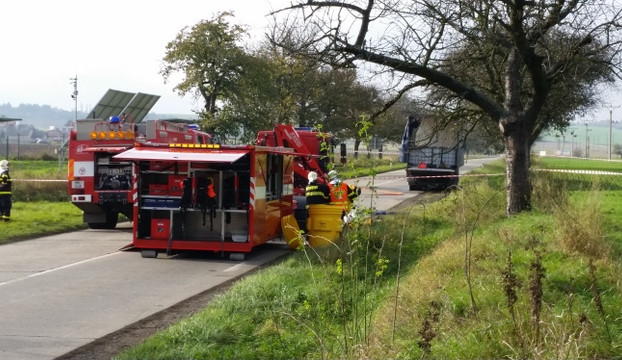 Z nákladního vozu uniklo na Prostějovsku několik litrů kyseliny