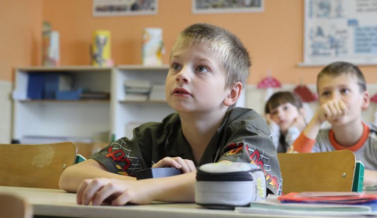 Odvážní učitelé se výuky neslyšícího Ondry nezalekli. Posadili ho mezi zdravé děti