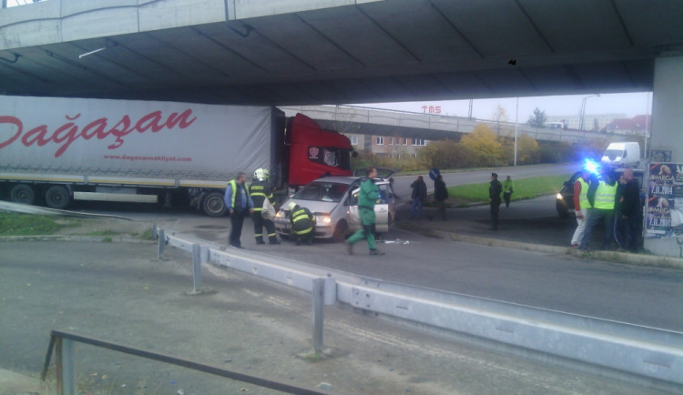 Při vjezdu na obchvat u vlakového nádraží se střetl kamion s osobním autem