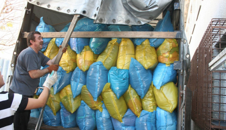 Olomoucká charita poslala ukrajinským uprchlíkům kamion s věcmi