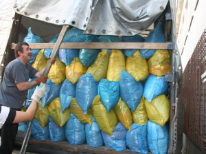 Olomoucká charita poslala ukrajinským uprchlíkům kamion s věcmi