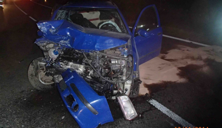 Včera v noci se stala vážná nehoda u obce Lukavice, jedno auto vzplálo