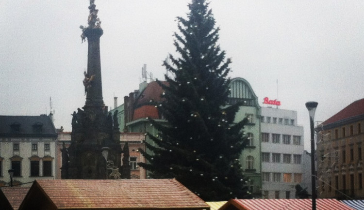 Lidé na vánočních trzích v Olomouci utratí za punč miliony Kč
