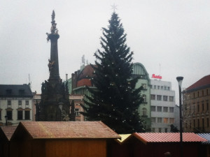 Lidé na vánočních trzích v Olomouci utratí za punč miliony Kč