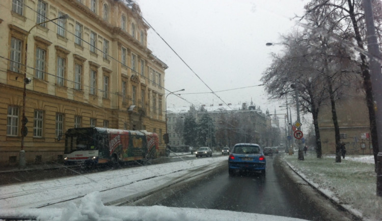 Kvůli námraze v Olomouci opět stojí tramvaje, jezdí jen autobusy
