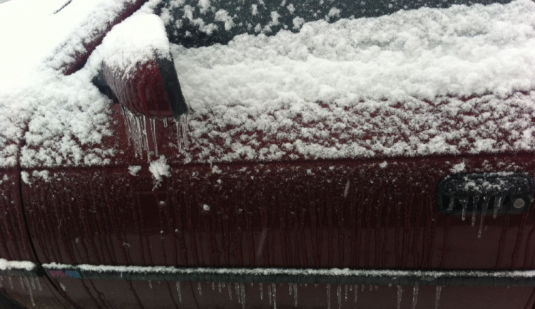 V Olomouckém kraji sněžilo a pršelo, silnice místy namrzají