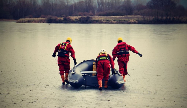 Olomoučtí hasiči zachránili srnku, pod kterou se propadl led
