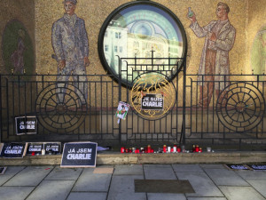Desítky lidí v Olomouci uctily památku obětí teroristů ve Francii