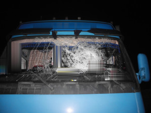 Dvojice házela dřevěné špalky na projíždějící auta, způsobili velké škody