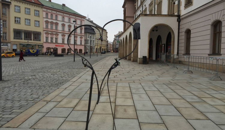 Kovové srdce před radnicí připomíná svátek všech zamilovaných