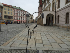 Kovové srdce před radnicí připomíná svátek všech zamilovaných