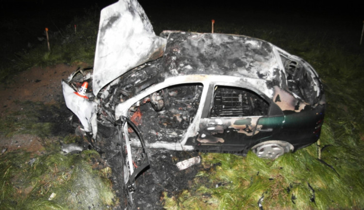 Mladík vytáhl raněného muže z hořícího auta, zachránil mu tím život