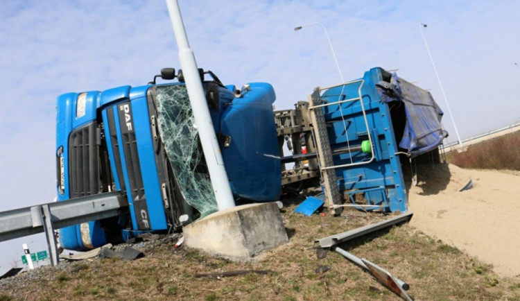 Profesionální hasiči na Olomoucku zasahovali u tří nehod nákladních vozidel
