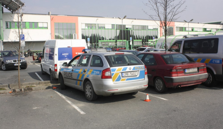 Nabourali policisty, ukradená peněženka, falešný inzerát