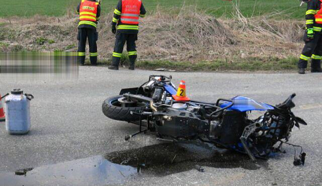 Řidič nezastavil na stopce, narazil do něj motorkář