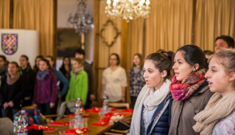 Na radnici zněla česká píseň zpívaná italským sborem Calicantus