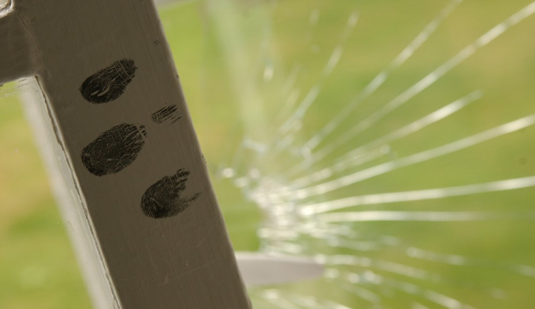 Zloděj se vloupal do šatny střední školy, ukradl boty a bundu za 45 tisíc