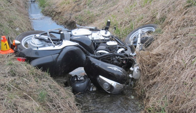 Zloděj ukradl motorku, nedojel ale daleko. Skončil v příkopu