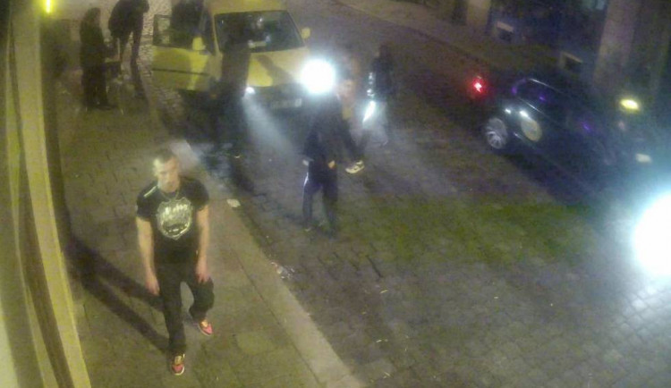 Video: Agresivní muž před Varnou pěstí vyrazil zuby dvěma mužům. Znáte ho?