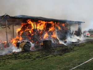 Fotogalerie: V Konici vzplál seník,  k požáru vyjelo děvět hasičských jednotek