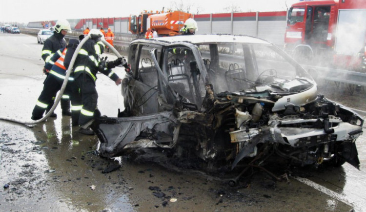 Na D1 začalo hořet auto, plameny ho zcela zničily