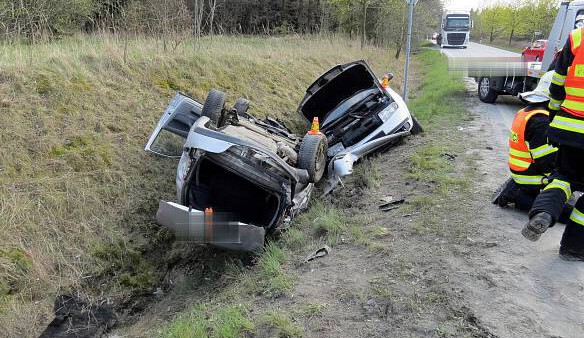 U Výklek se střetlo osobní auto s dodávkou, posádka octavie utrpěla těžká zranění
