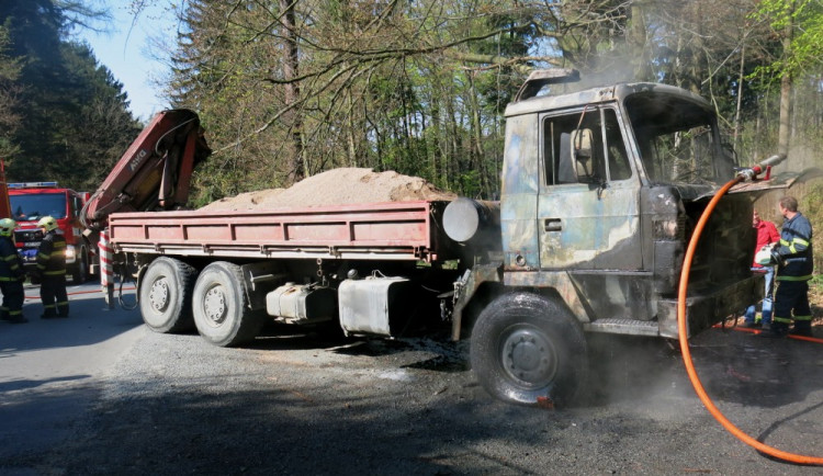 FOTOGALERIE: Na silnici z Dolan na Jívovou zachvátil náklaďák požár, zcela ho zničil