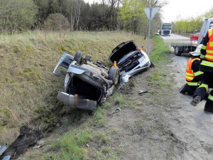 U Výklek se střetlo osobní auto s dodávkou, posádka octavie utrpěla těžká zranění