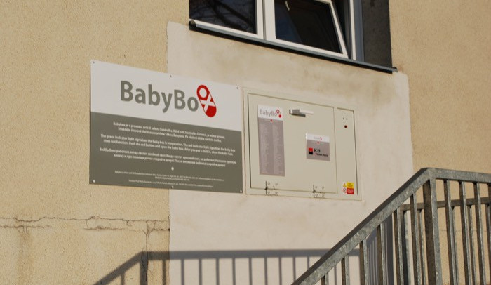 V babyboxu nalezli pětidenní holčičku
