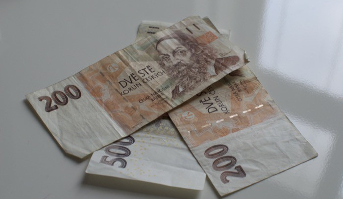 Důvěřivá seniorka vpustila do domu muže, přišla o úspory