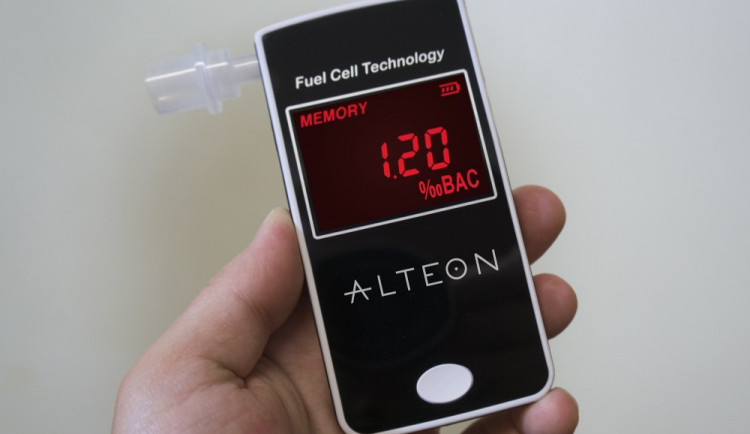 Muž se pokoušel při dechové zkoušce z přístroje napít