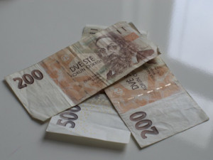 Důvěřivá seniorka vpustila do domu muže, přišla o úspory